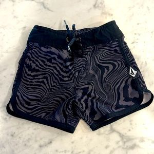 Boys volcom board shorts
